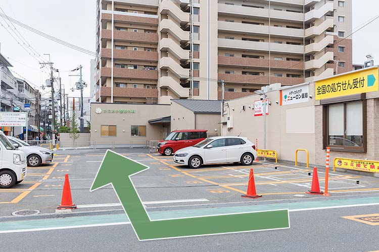 薬局側の道路に面した駐車場から入ってください